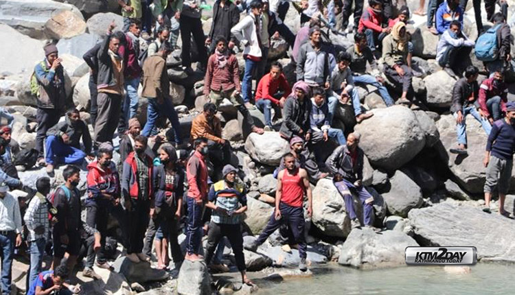 Nepali stranded in Indian border